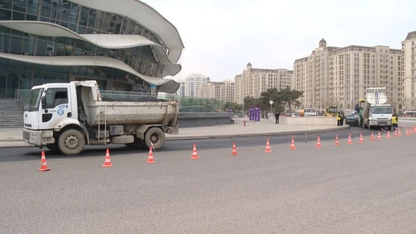 В Баку ограничено движение на одном из оживленных мостов