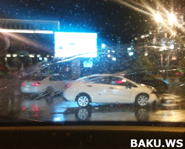 В Баку на оживленном проспекте Kia врезался в Audi (видео)