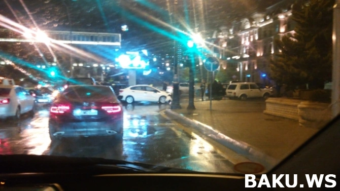 В Баку на оживленном проспекте Kia врезался в Audi (видео)
