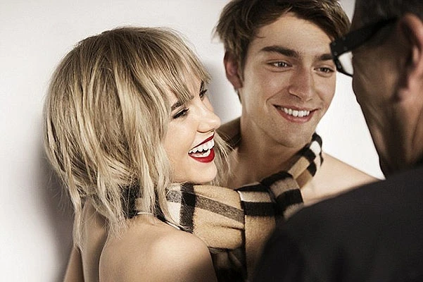Сьюки Уотерхаус и Джордж Ле Паж в рекламной кампании Burberry Kisses (видео)