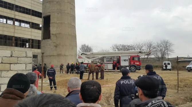 В Баку спасли рабочих, повисших на высоте 93 м (обновлено, видео)