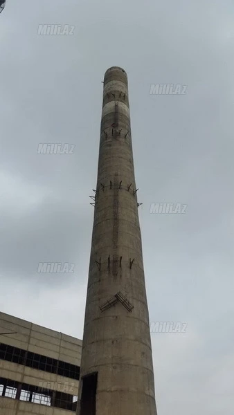 В Баку спасли рабочих, повисших на высоте 93 м (обновлено, видео)