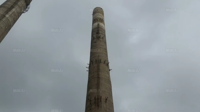 В Баку спасли рабочих, повисших на высоте 93 м (обновлено, видео)