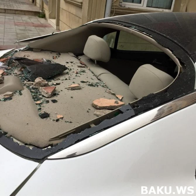 В Баку сильный ветер повлек за собой крупный материальный ущерб
