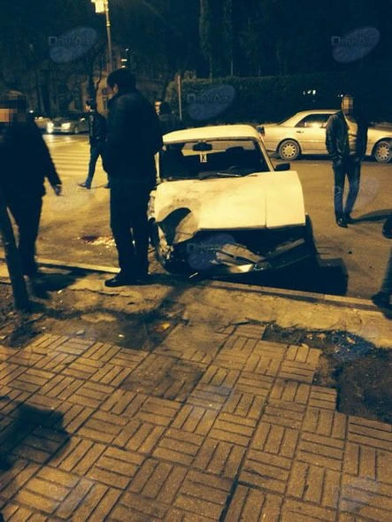 В центре Баку столкнулись автомобиль дорожной полиции и ВАЗ