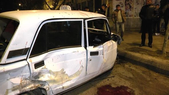 В центре Баку столкнулись автомобиль дорожной полиции и ВАЗ