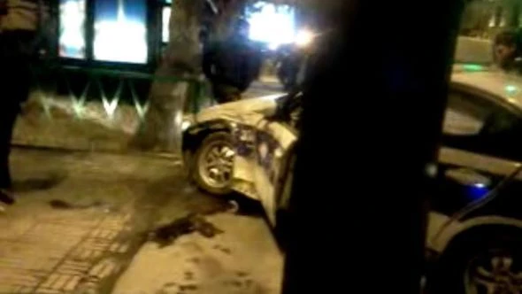 В центре Баку столкнулись автомобиль дорожной полиции и ВАЗ