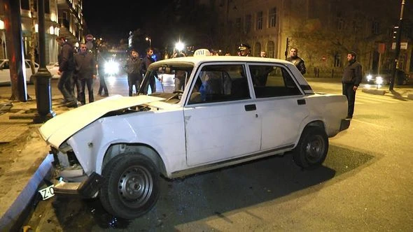 В центре Баку столкнулись автомобиль дорожной полиции и ВАЗ
