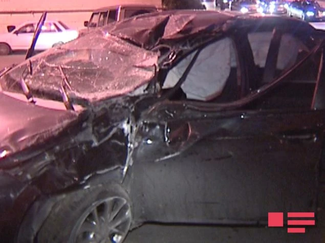 В Насиминском районе Toyota врезался в фонарный столб