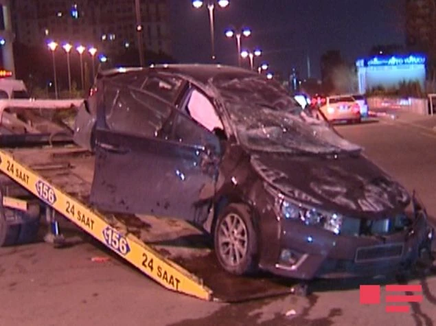 В Насиминском районе Toyota врезался в фонарный столб