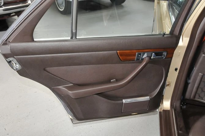30 лет стоявший в гараже Mercedes-Benz S-class выставлен на аукцион