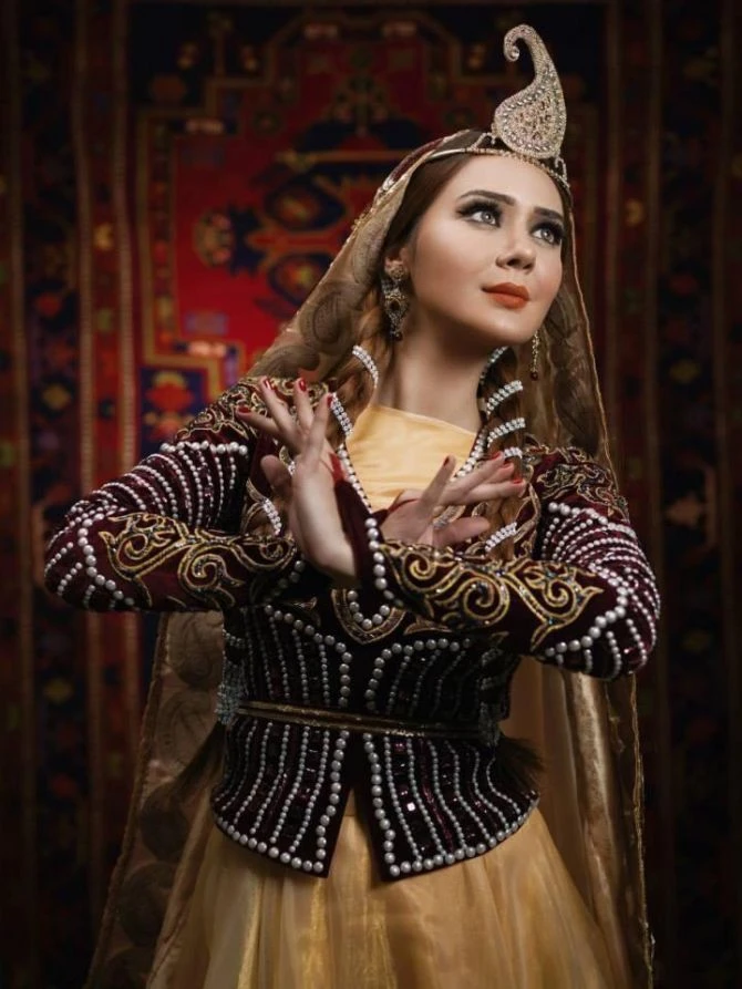 Оксана Расулова снялась в праздничной фотосессии
