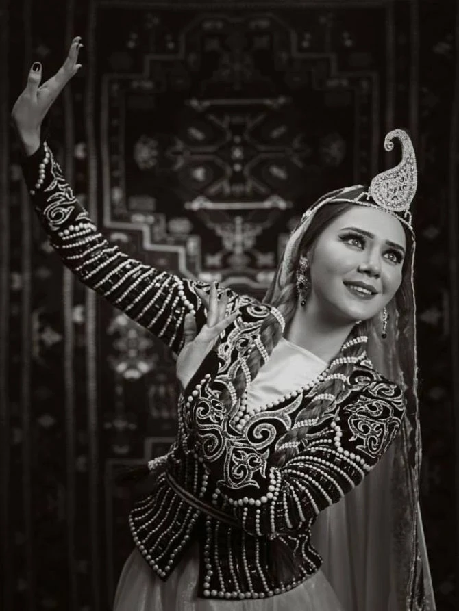 Оксана Расулова снялась в праздничной фотосессии