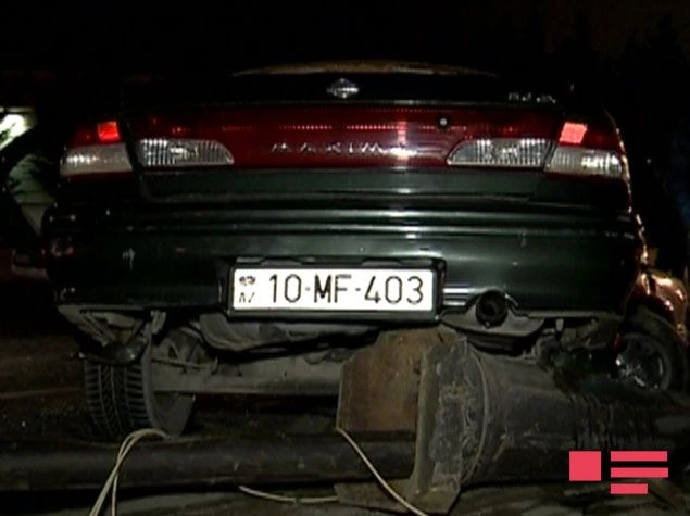 В Баку Nissan врезался в фонарный столб