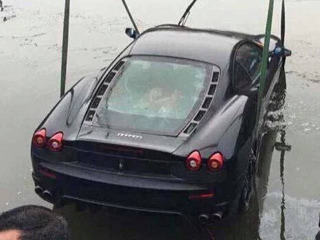 Мощный Ferrari F430 окончил свой пробег на дне реки