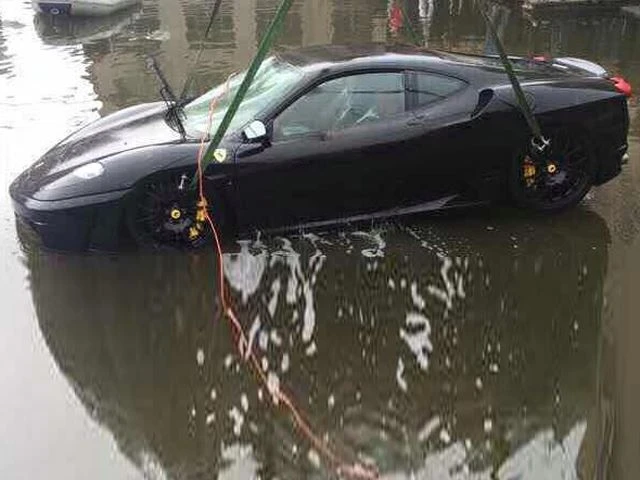Мощный Ferrari F430 окончил свой пробег на дне реки