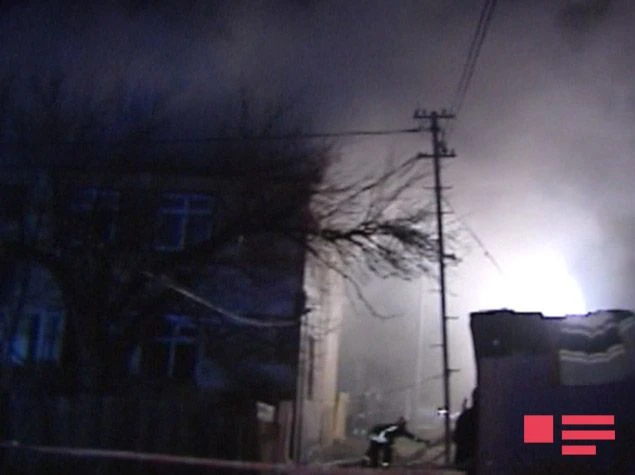 В Баку в жилом здании произошел пожар