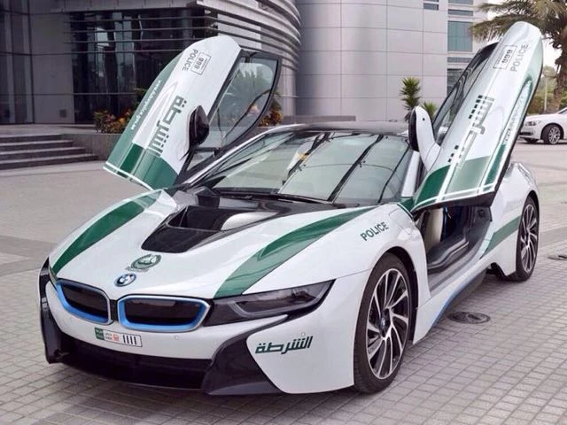 BMW i8 пополнил гарнизон автомобилей полиции Дубая (видео)