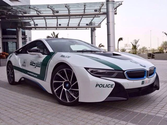 BMW i8 пополнил гарнизон автомобилей полиции Дубая (видео)
