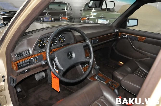 30 лет стоявший в гараже Mercedes-Benz S-class продан за невероятную сумму (видео)
