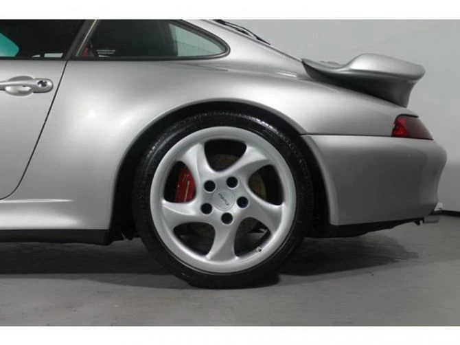 На аукцион выставлен раритетный Porsche с пробегом всего 1.785 км