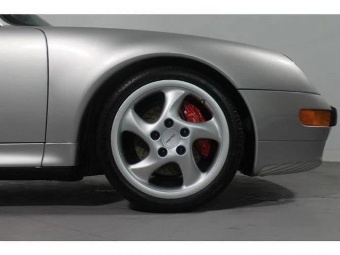 На аукцион выставлен раритетный Porsche с пробегом всего 1.785 км