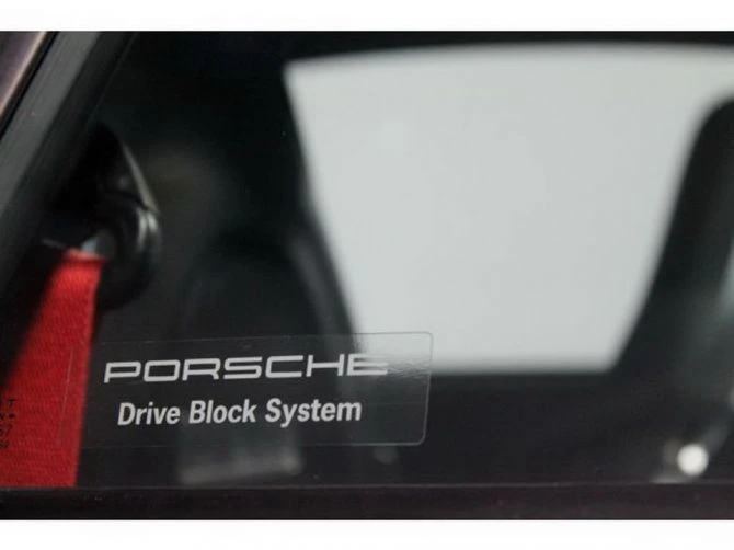 На аукцион выставлен раритетный Porsche с пробегом всего 1.785 км