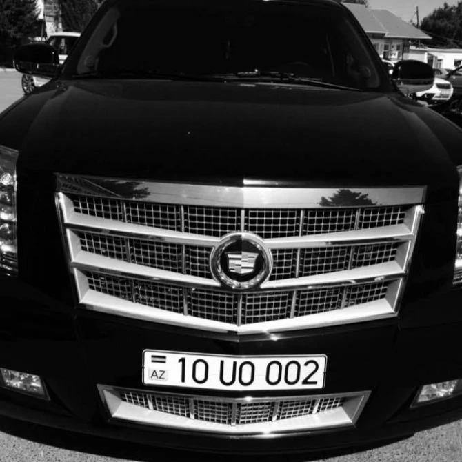 В Баку сразу 4 автомобиля были запечатлены с одинаковым номером