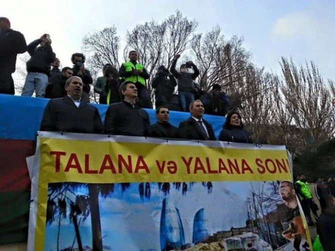 В Баку начался митинг