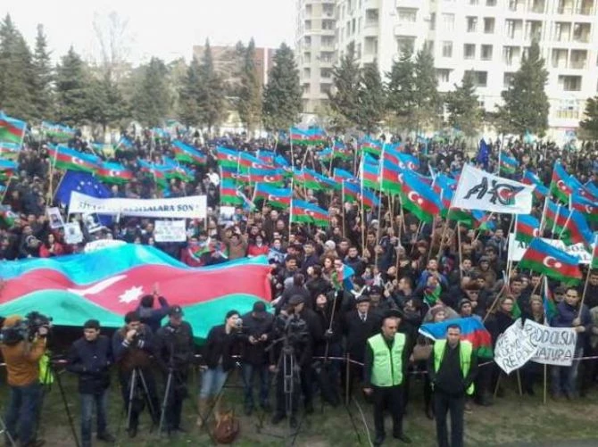 В Баку начался митинг