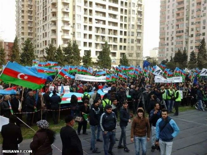 В Баку начался митинг