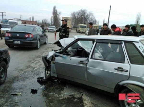 В Шабранском районе грузовик протаранил легковушку, есть погибший