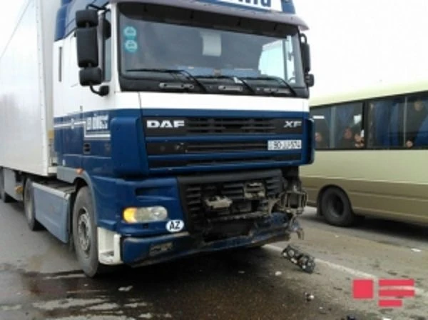 В Шабранском районе грузовик протаранил легковушку, есть погибший