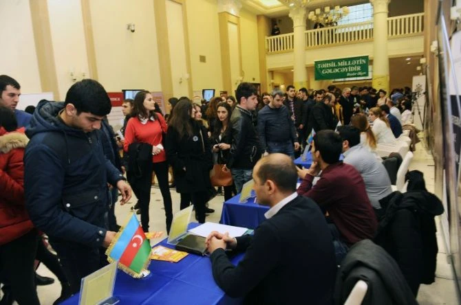 В Киноцентре «Низами» проведена ярмарка труда для молодежи