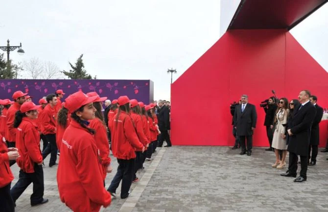 Ильхам Алиев с семьей приняли участие в народном празднестве по случаю Новруз байрамы (обновлено)