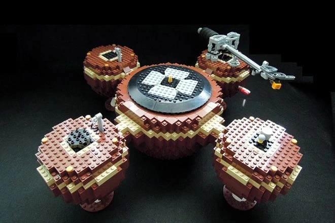 LEGO-проигрыватель для виниловых пластинок (видео)