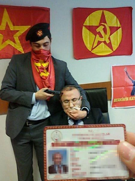 В Стамбуле террористы взяли в заложники прокурора