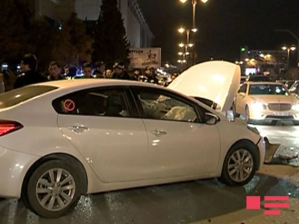 В Баку Hyundai сбил двух человек и вылетел на встречную (видео)