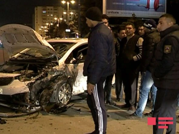 В Баку Hyundai сбил двух человек и вылетел на встречную (видео)