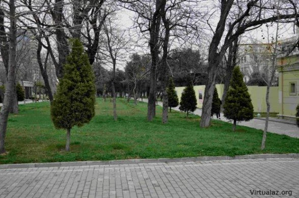 В парке Рихарда Зорге в Баку вырубают деревья