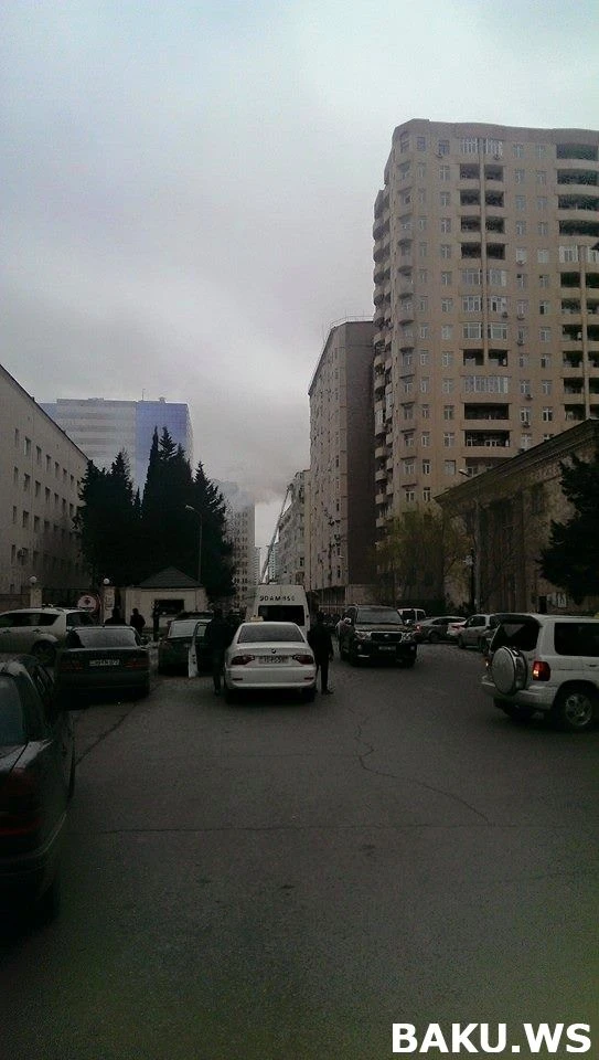 Срочно! В Баку горит многоэтажное здание