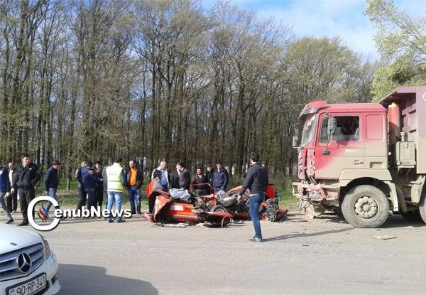 В Азербайджане столкновение грузовика с легковушкой закончилось смертью