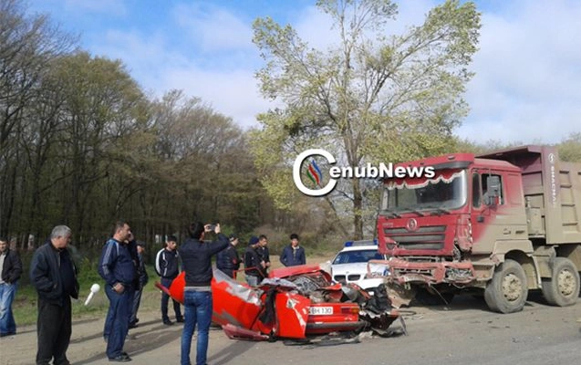В Азербайджане столкновение грузовика с легковушкой закончилось смертью