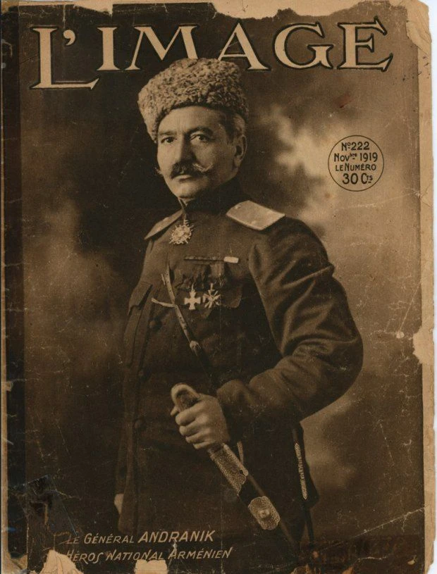 На фонарях паба в Баку 