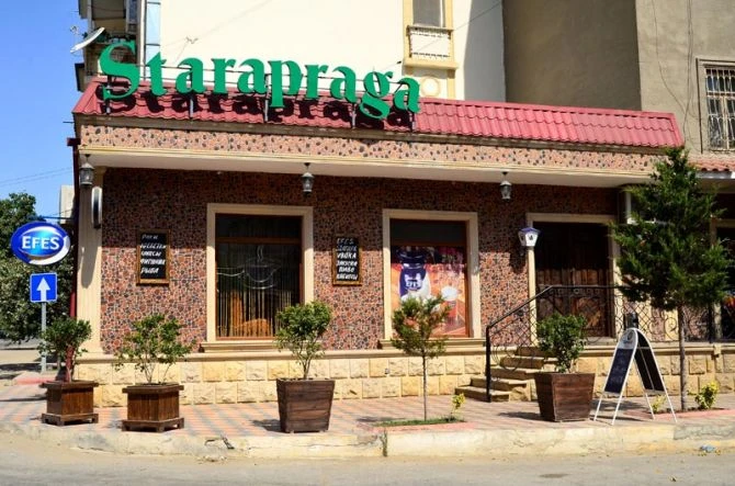 На фонарях паба в Баку 
