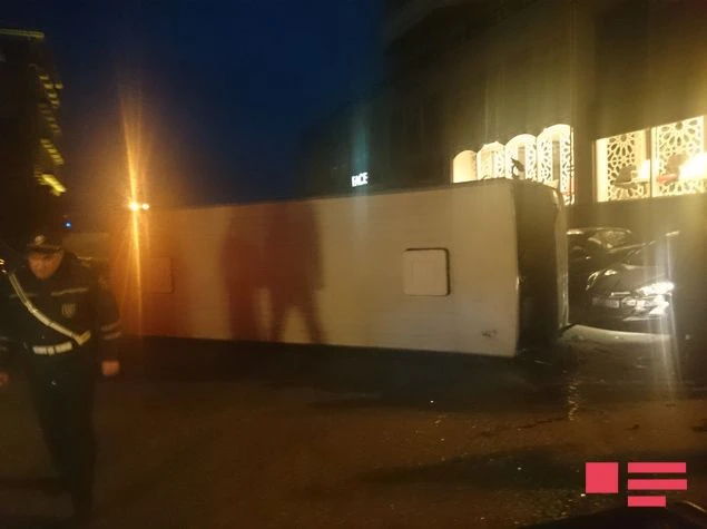 В Баку произошло столкновение автомобиля и автобуса