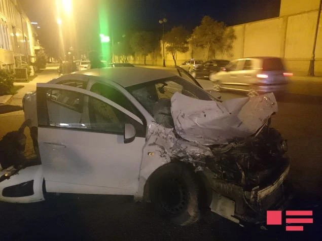 В Баку произошло столкновение автомобиля и автобуса