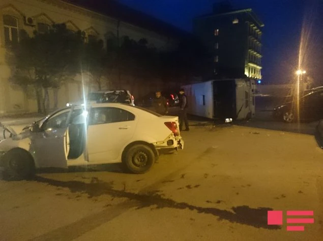 В Баку произошло столкновение автомобиля и автобуса