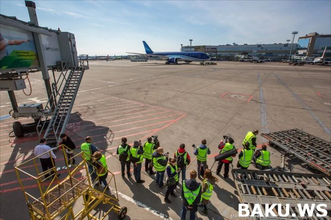 AZAL осуществил первый полет на Dreamliner из Баку в Москву (видео)