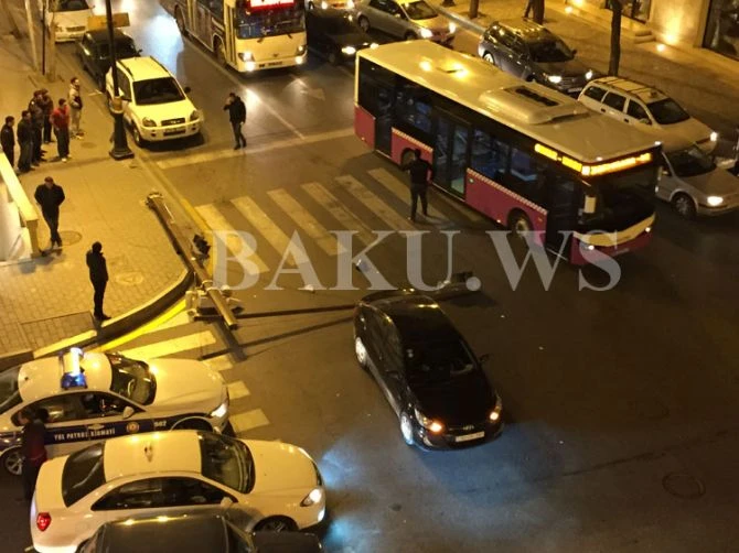 В Баку из-за ветра светофор упал на автомобиль (видео)